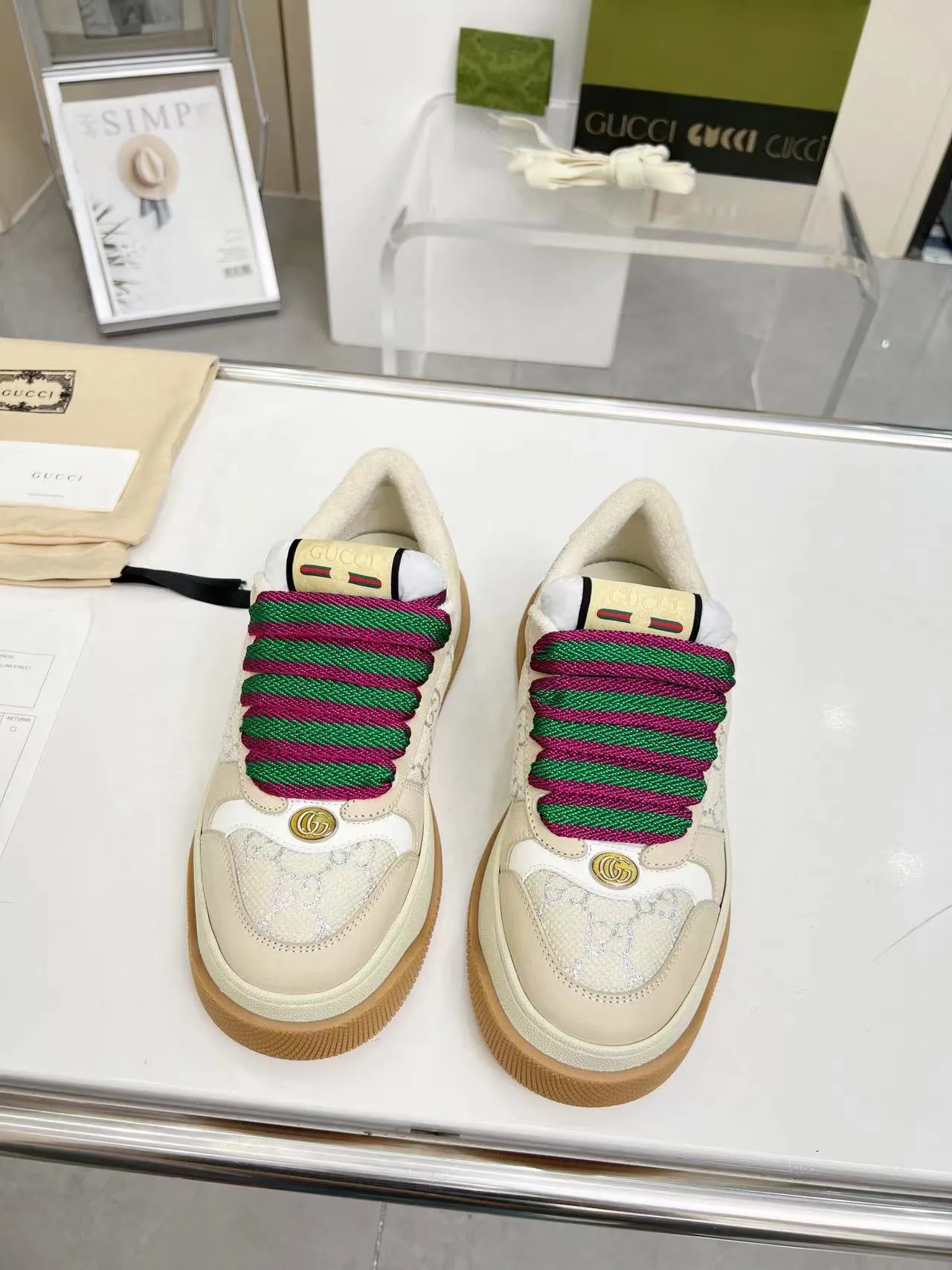 👟👟Ex-factory price 520👟👟 Women's Shoes Women's Clothing Women's Shoes Factory Gucci New Screener Series Couple's Style Chubby Bread Shoes Little Dirty Shoes Fatty Double G Casual Sneakers Original Purchase Development Original Purchase Develop The Screener series of sneakers are inspired by the classic sneakers of the 1970s and named after the defensive action in sports. They are decorated with striped webbing on the side and embellished with retro Gucci logos. These sneakers are made of GG canvas. Purple leather details add depth to the piece with sharp contrast, and the details are fuller. Exquisite packaging at the delivery counter Fabric: Original imported cowhide + double G fabric Lining: Original customized breathable towel velvet Sole: Original molded T👟👟 Factory price U outsole Sole thickness: 6CM Size: Women's 35-40 / Men's 39-45